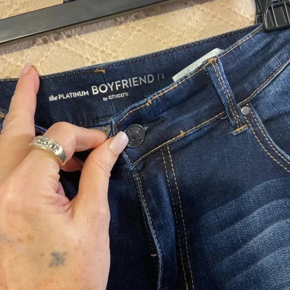 Chico's Platinum Womens Denim Jeans Size 1 Stretch Dark Wash - Picture 3 of 4